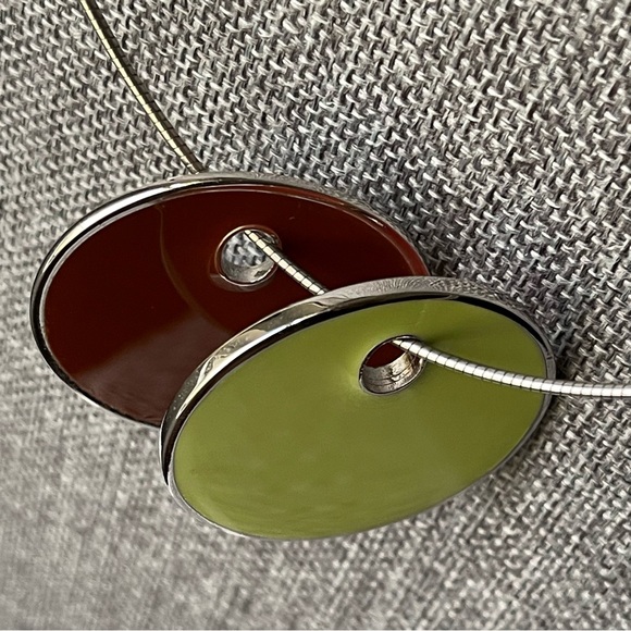 JOAN RIVERS | Vintage | Reversible Two-Disc Shaped Pendant Silver Wired Necklace - Picture 10 of 16